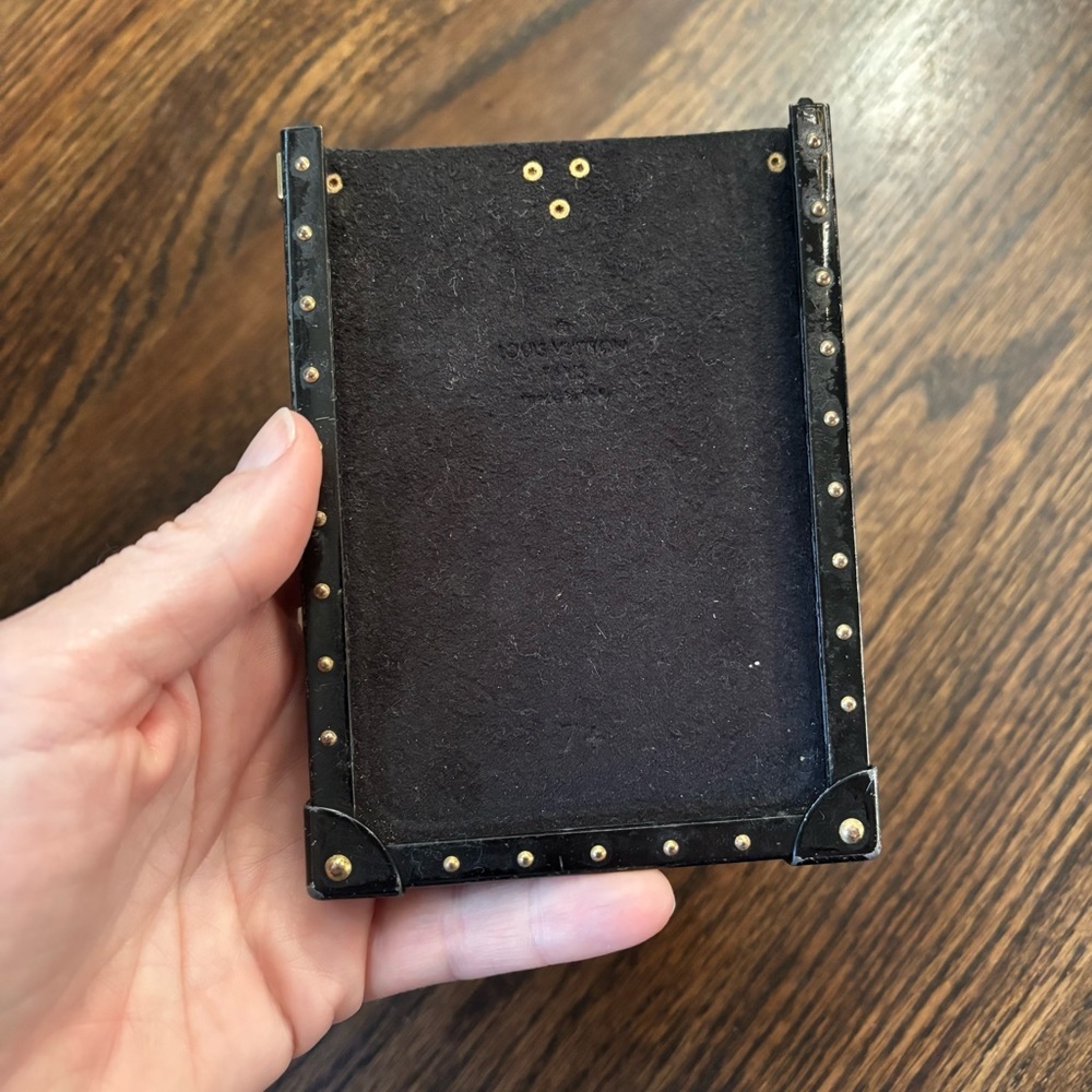 Broken part of authentic Louis Vuitton Eye Trunk iPhone case in Monogram canvas - Picture 2 of 4
